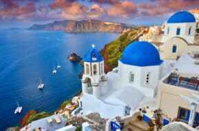 Vue romantique de l'aube sur la ville de Fira à Santorin, Grèce