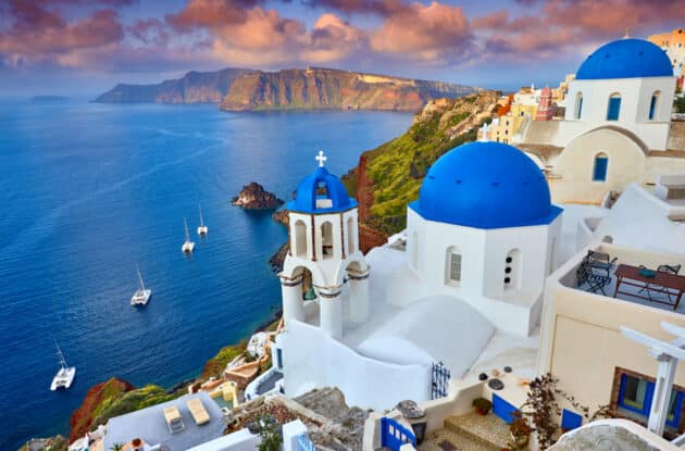 Vue romantique de l'aube sur la ville de Fira à Santorin, Grèce