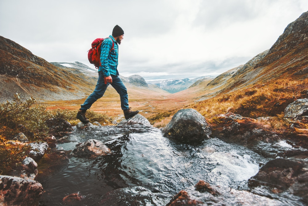 Homme solitaire voyageur randonneur randonnée dans les montagnes scandinaves vie active vie saine aventure vacances voyage