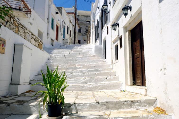 Une rue typique d'Apeiranthos, un village dans les Cyclades