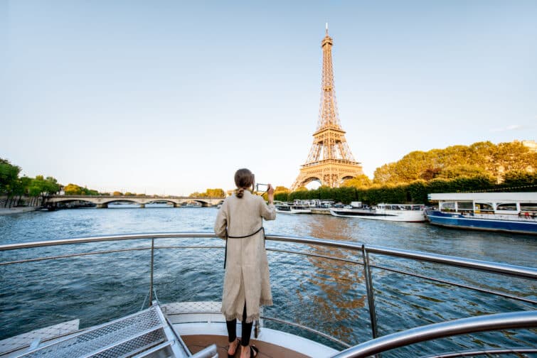 Photo d'une personne en croisière sur la seine avec vue sur la tour eiffel