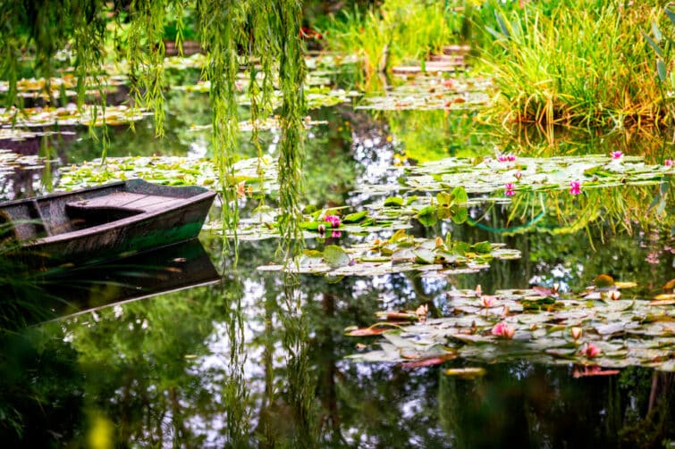 Jardins de Monet et lac avec nénuphars à Giverny, en Normandie,