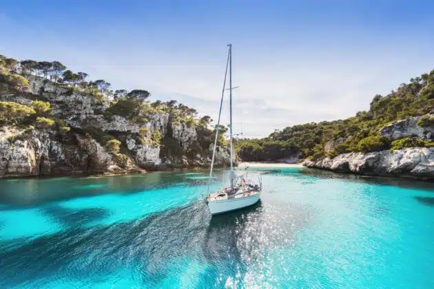 Découvrir les Cyclades en voilier : 10 destinations phares pour prendre le large