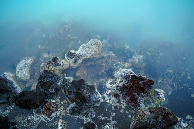 Le soufre de l'eau turquoise jaillit près du Blue Lagoon, péninsule du Sud. Iceland