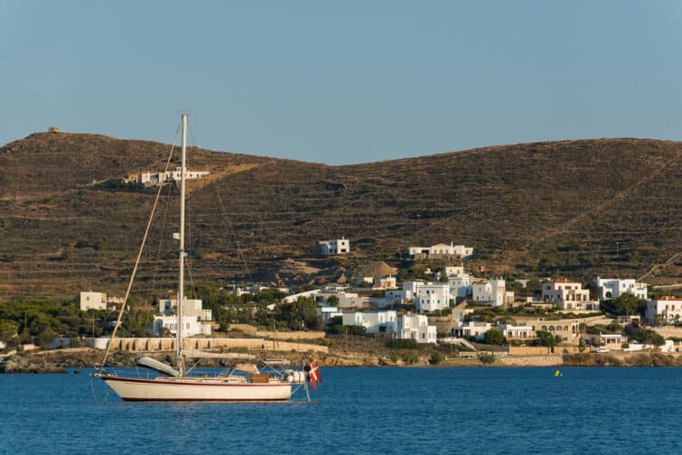 Voilier sur la baie de Finikas, près de Syros