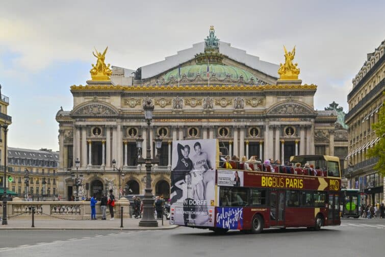 Photo d'un bus touristique à Paris