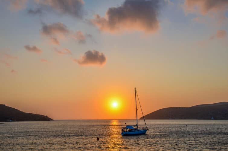 Voilier sur un coucher de soleil à Amorgos, dans les Cyclades