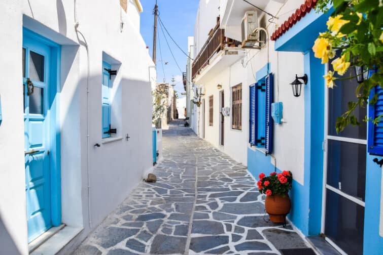 Vue sur une rue de Naxos, petit village sur une île des Cyclades