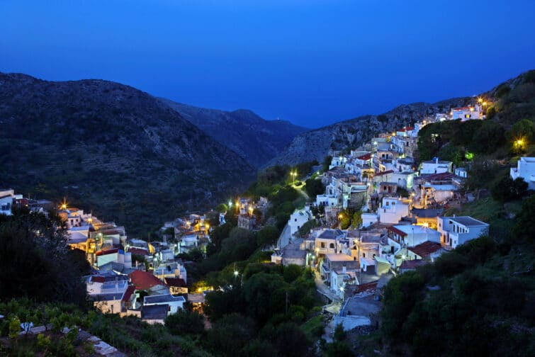 Vue nocturne sur le village de Koronos, sur l'île de Naxos