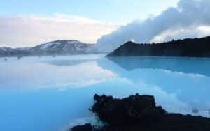 eaux turquoises et laiteuses du Blue Lagoon, source d'eau chaude en Islande