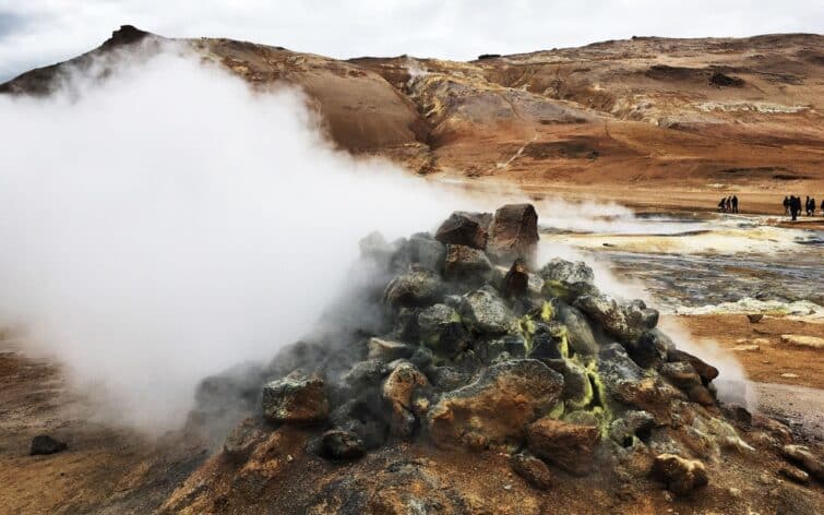 Randonneurs sur un volcan en Islande avec des fumerolles