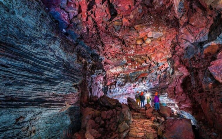 Grotte ou tunnel de lave en Islande, couleurs magnifiques