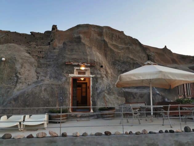Dormir dans la pierre : 8 Airbnb de rêve pour une expérience troglodyte dans les Cyclades