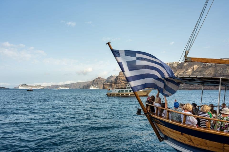 découvrir les paysages de santorin par une croisière