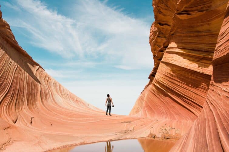 Vue panoramique du Antelope Canyon montrant des formations rocheuses striées en Arizona