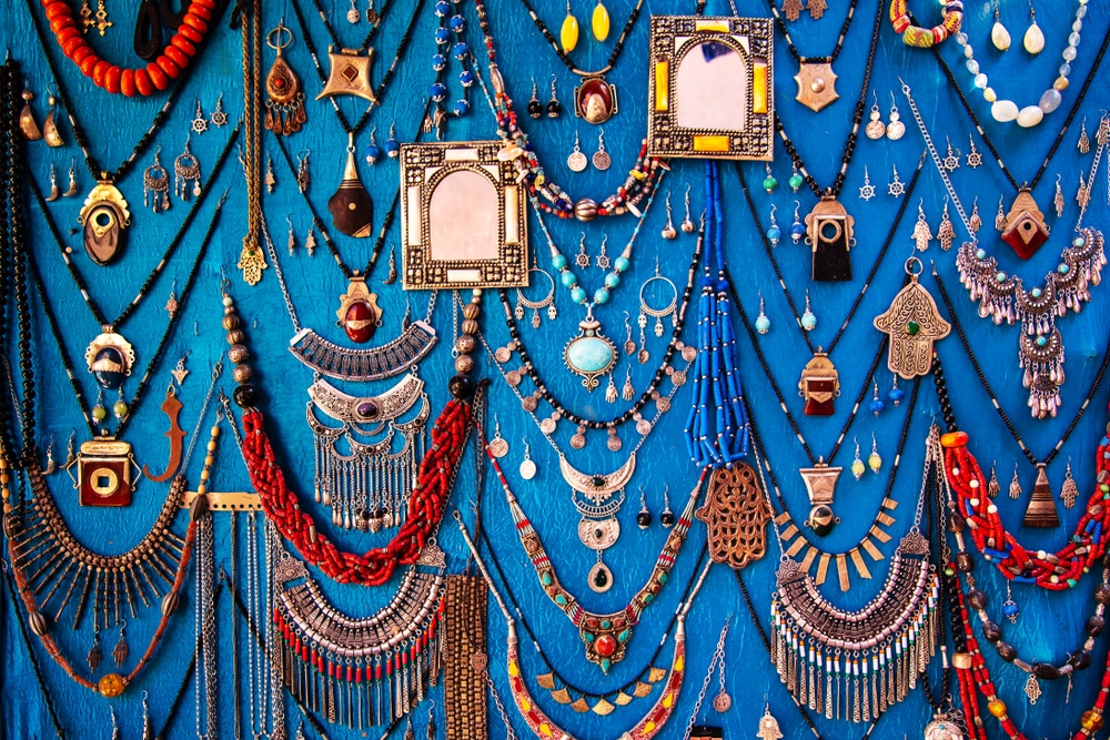 Bijoux artisanaux colorés sur un marché de la médina de Marrakech, Maroc.
