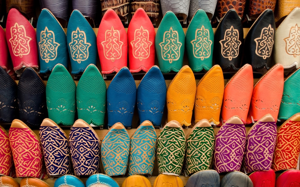 Babouches colorées en vente dans le souk de Marrakeck, Maroc