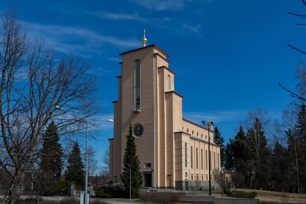 L'église luthérienne de Taulumäki à Jyväskylä au printemps