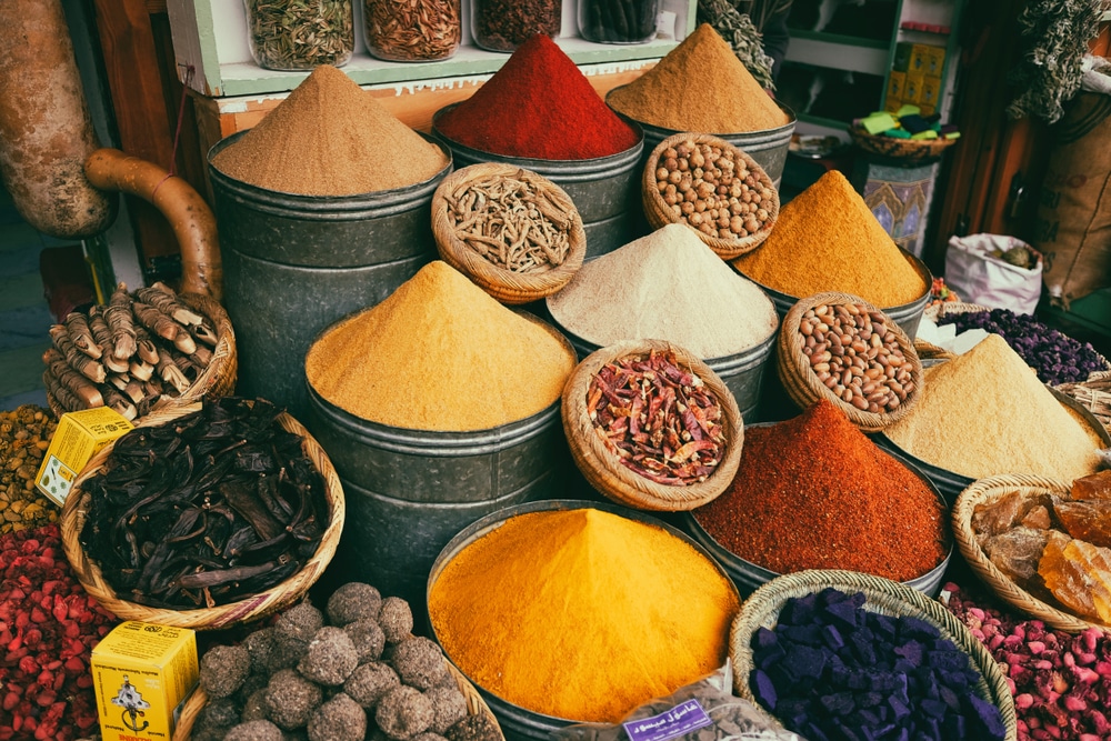 Tas d'épices traditionnelles dans le souk, marché dans la médina de Marrakech, Maroc.