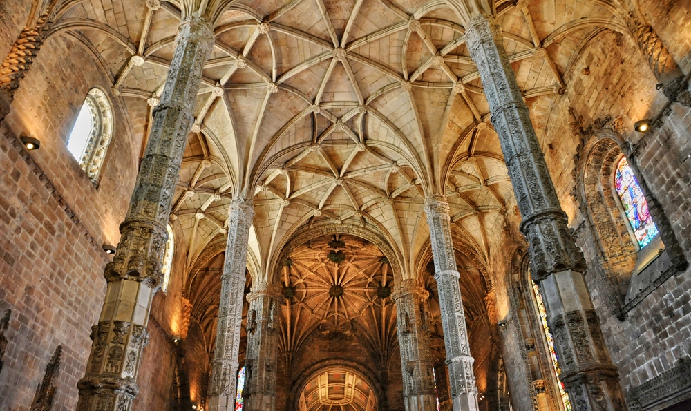 Plafond de l'église Sainte-Marie à l'intérieur du monastère des Hiéronymites à Lisbonne