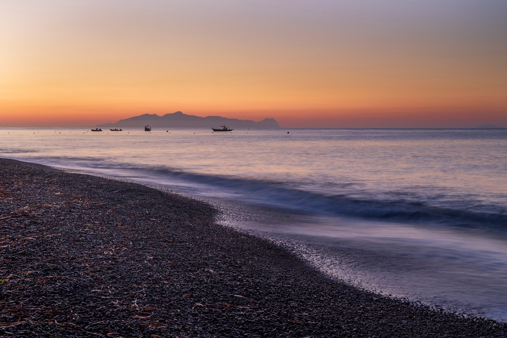 Plage de sable noir de Perivolos au lever du soleil, Santorin