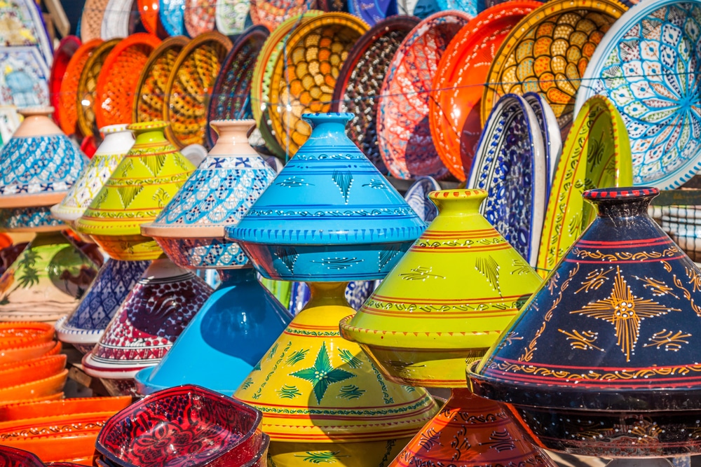 Poterie, Tajines sur le marché, Marrakech, Maroc