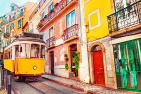 quartiers colorés Lisbonne bairro alto tramway jaune