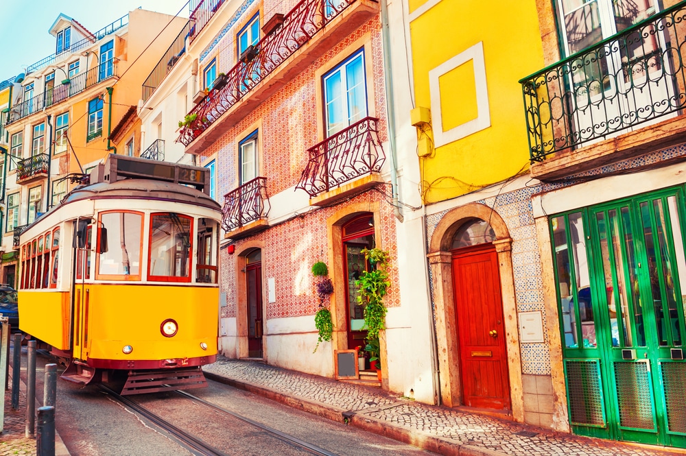quartiers colorés Lisbonne bairro alto tramway jaune