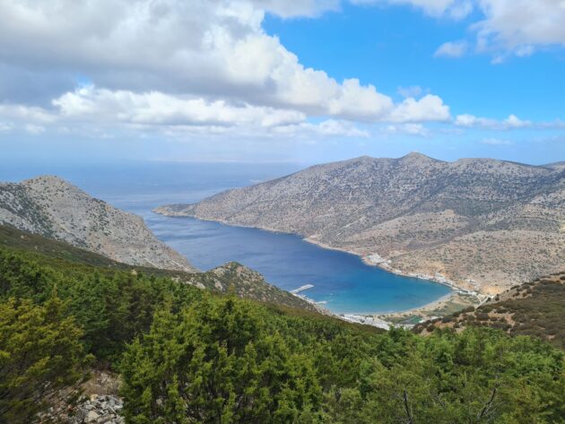 Randonneur seul admirant la vue sur les montagnes des Cyclades