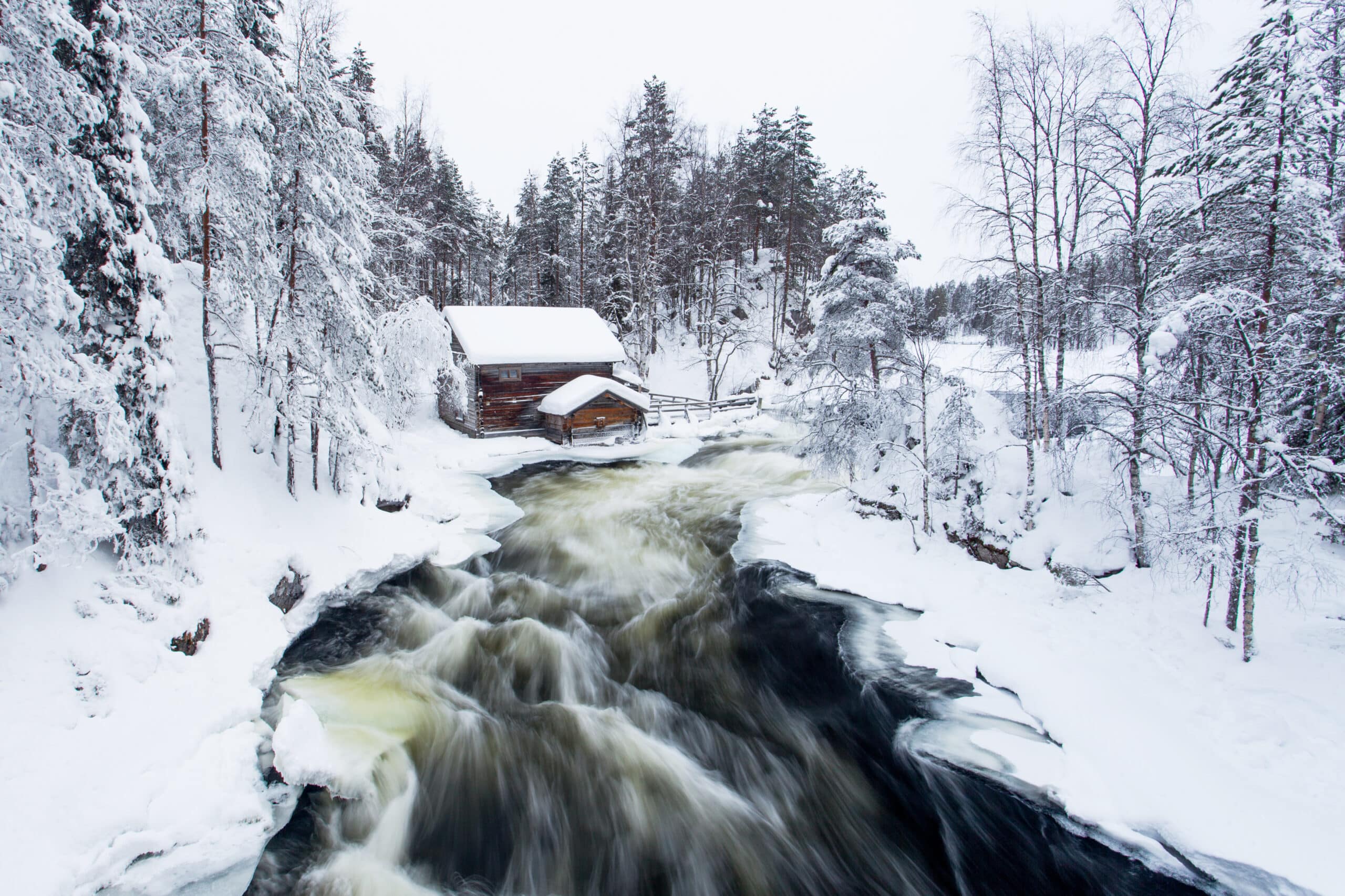 Parc national d'Oulanka. Le moulin à eau Myllykoski à Pieni Karhunkierros, sentier de randonnée pendant la journée d'hiver et de froid avec des rapides qui s'écoulent dans la nature finlandaise, en Europe du Nord.