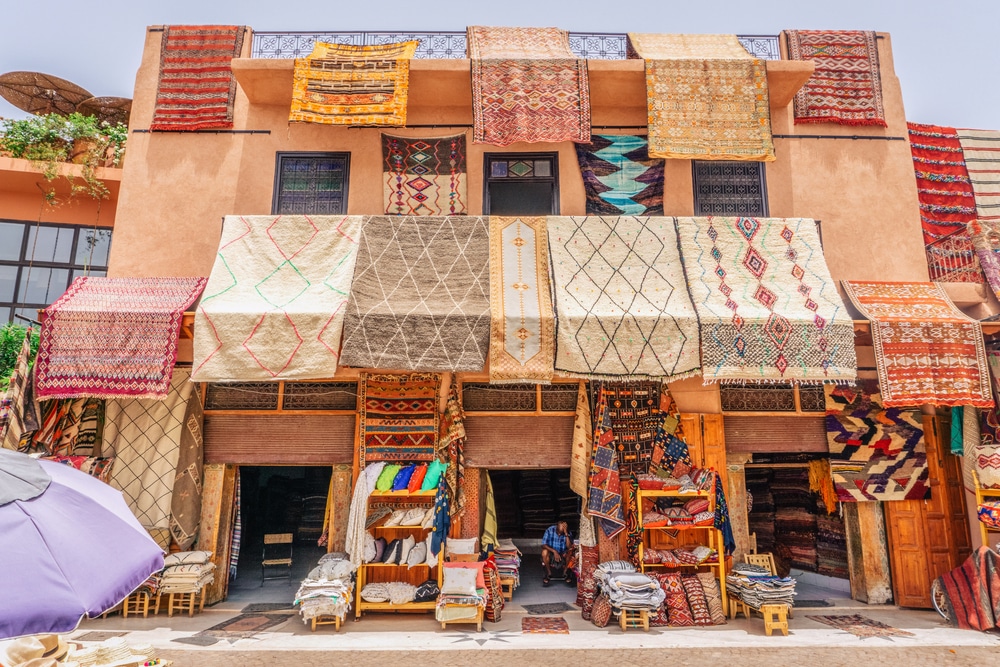 Boutique de tapis marocains colorés sur la place Rahba Kedima dans les souks de Marrakech