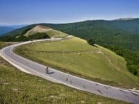 Un cycliste qui effectue la traversée des Pyrénées à vélo