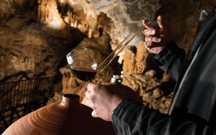 vin Carcassonne dégustation verre de vin rouge gouffre cabrespine