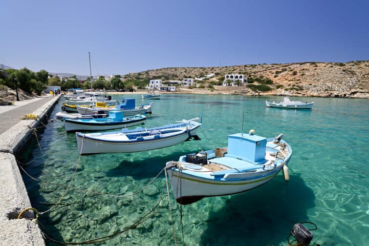 Bateaux de pêche dans le port de l'île grecque d'Iraklia