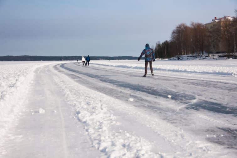 Des personnes faisant du patin à glace