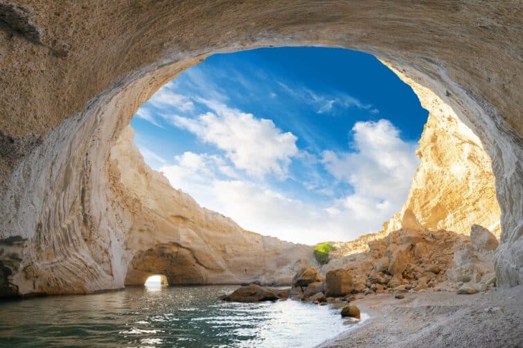 Grotte volcanique de Sykia sur l'île de Milos en Grèce