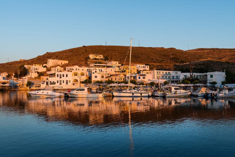 Loutra sur la côte est de l'île grecque de Kythnos dans les Cyclades