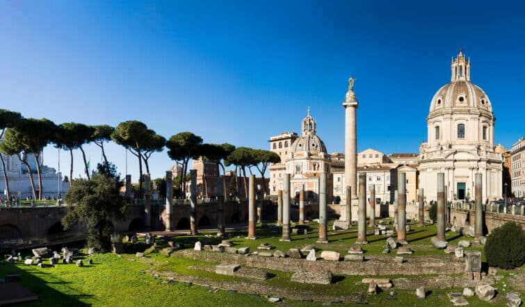 Photographie grand angle du Forum Trajan à Rome