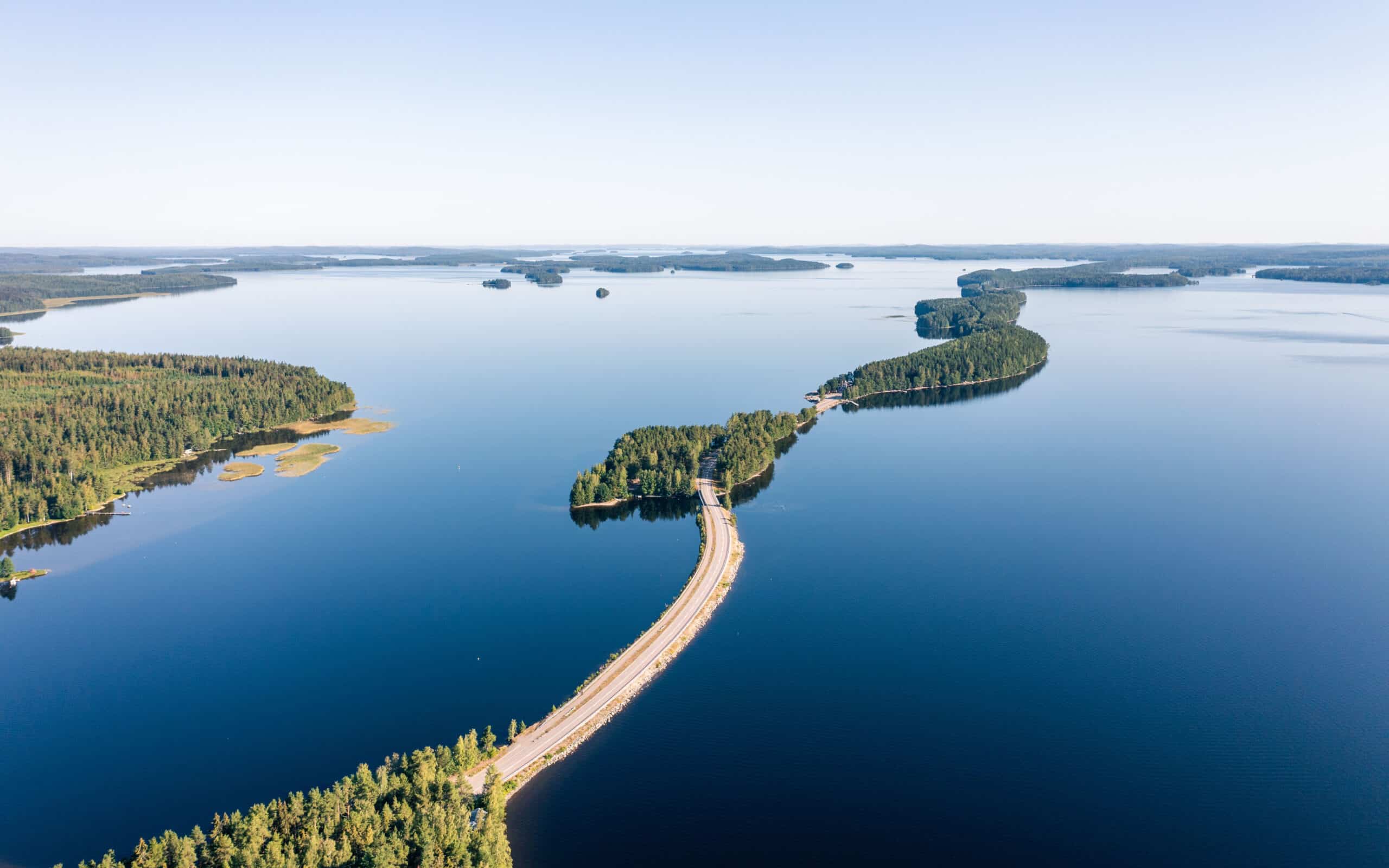 Route de la crête de Pulkkilanharju entre lacs du Parc national de Päijänne, Finlande