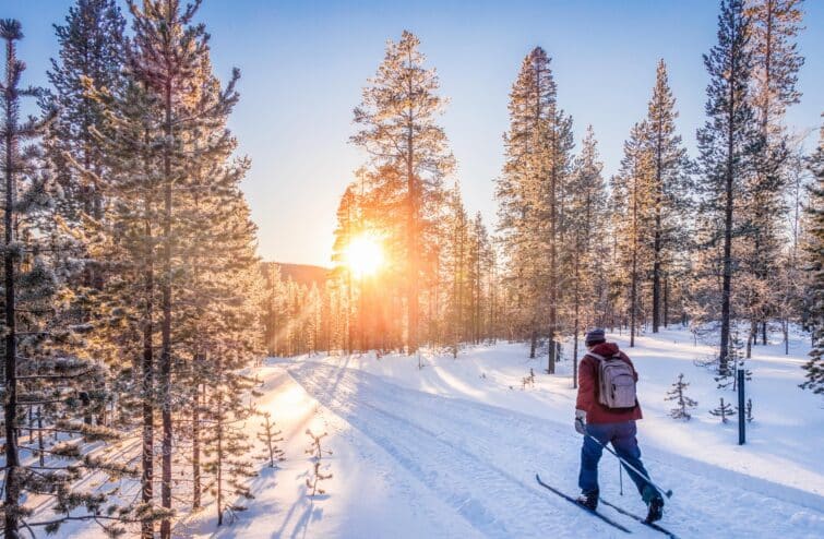 Un homme pratiquant le ski de fond en Finlande