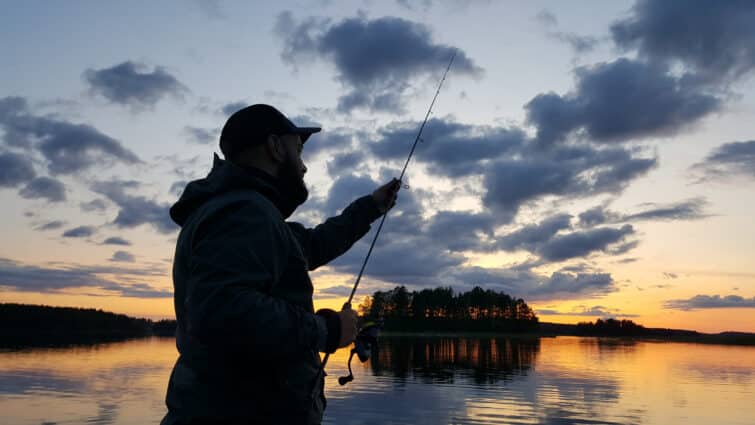 Un homme qui pêche dans un lac en Finlande