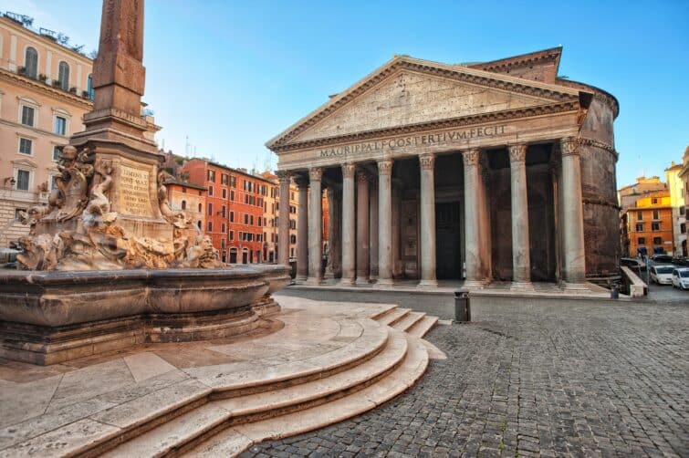 Une photographie du Panthéon de Rome et de sa statue