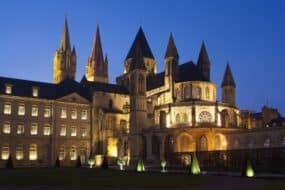 L'Abbaye-aux-Hommes à Caen. Ville à découvrir via un appart'hôtel