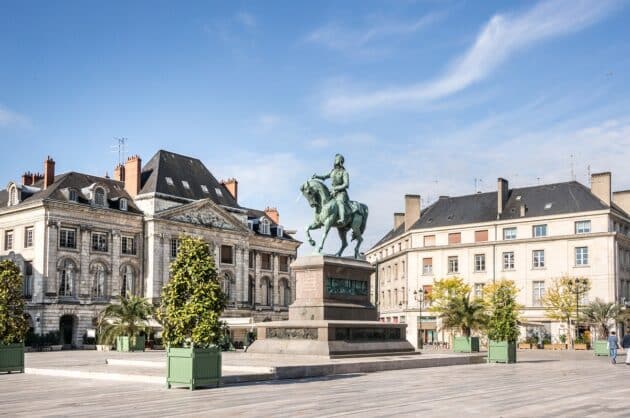 Monument de Jeanne d'Arc à Orléans. Appart'hôtels à Orléans