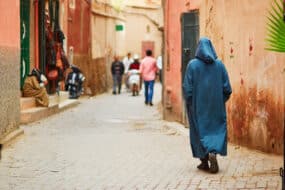 Un homme marche dans une rue de Marrakech, art de vivre