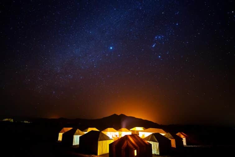 camp berbère sous un ciel étoilé