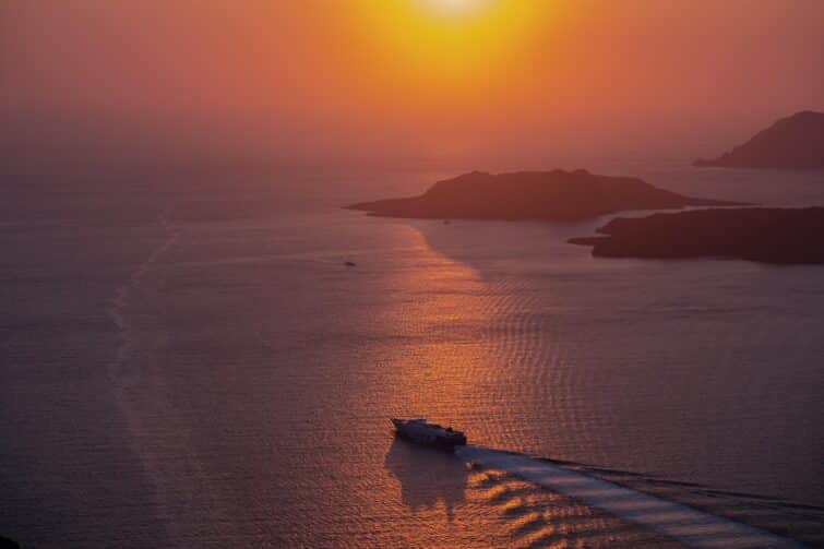 coucher de soleil en bateau à Santorin