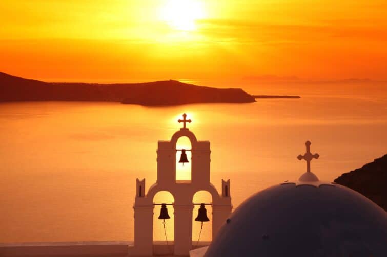 coucher de soleil sur église Firostefani à Santorin