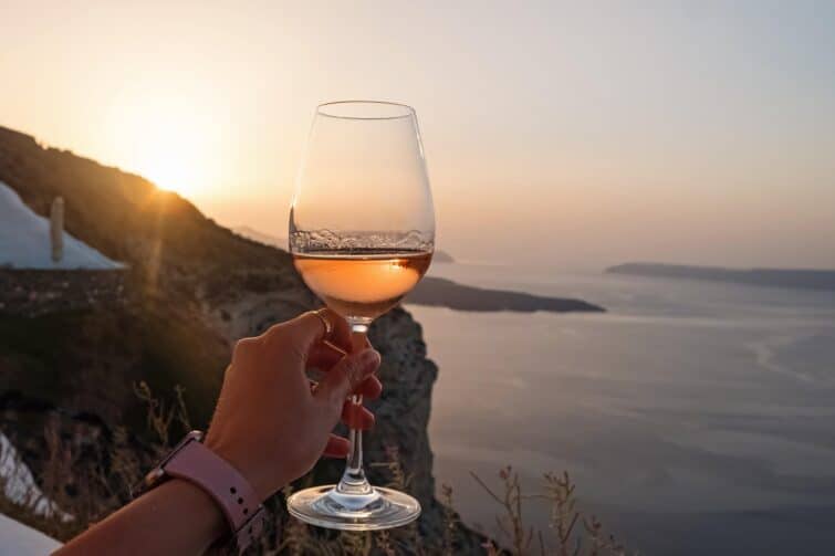 dégustation verre de vin au coucher du soleil