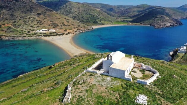 Photo aérienne de la chapelle d'Agios Loukas sur l'île de Kythnos dans les Cyclades.